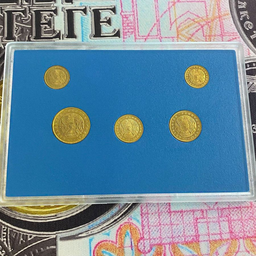 Набор тиын в синем планшете 1993 год фото 3