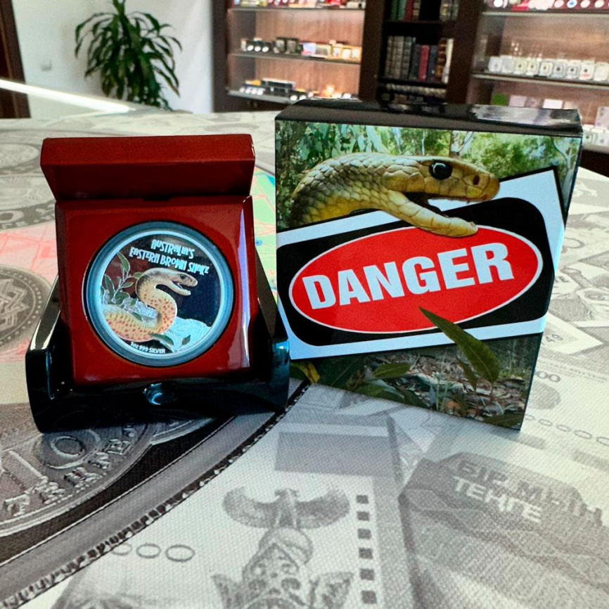 Восточная коричневая змея, серия DANGER - Тувалу, 2010 год фото 2