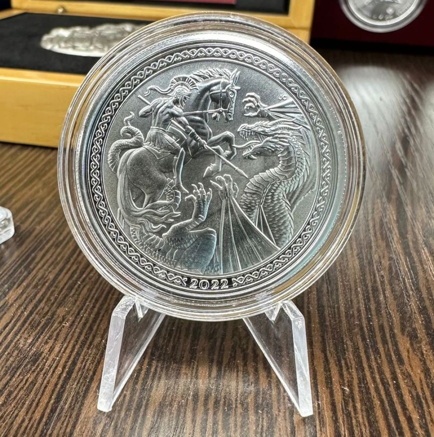 Святой Георгий и дракон - о.Вознесения, 2 фунта, 2022 год фото 3
