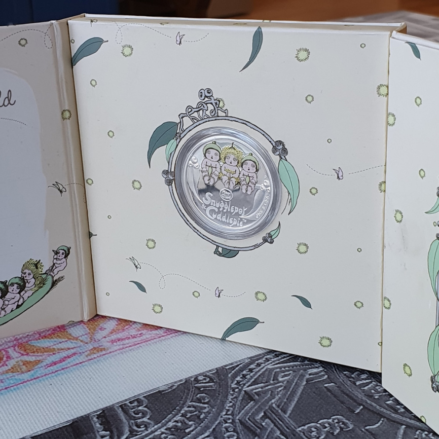 Три малыша Snugglepot and cuddlepie - монета в альбоме для новорожденного фото 6